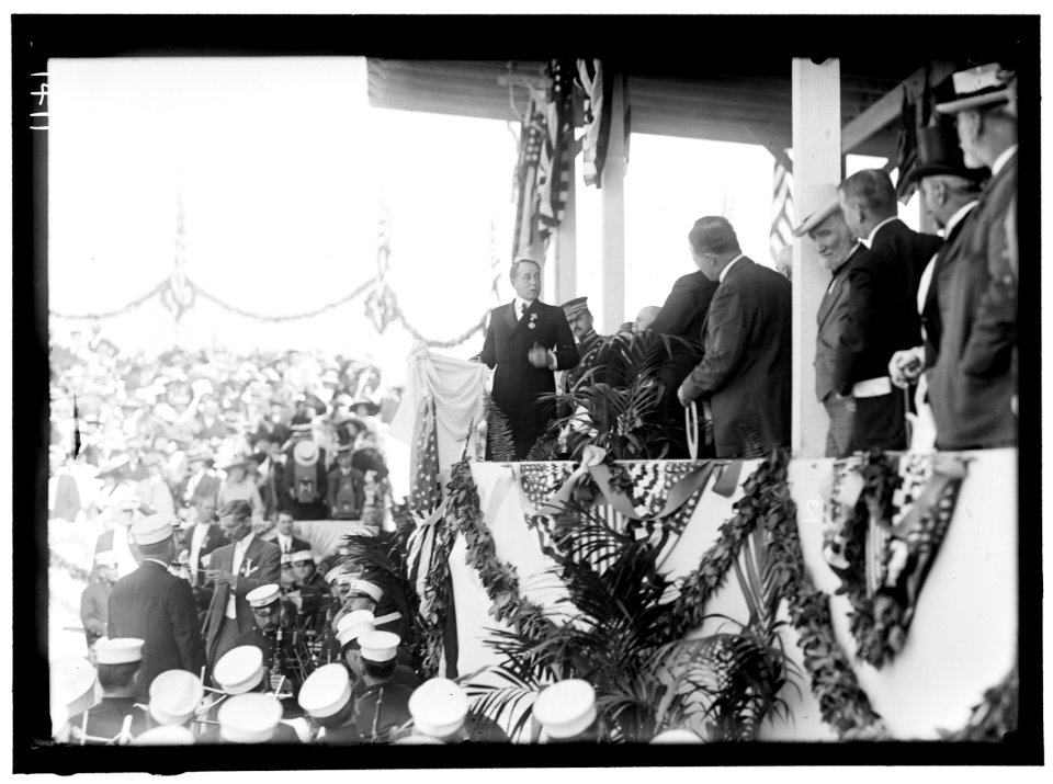 Columbus statue unveiling LCCN2016863849