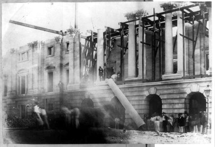 Column being raised into setting during construction of U.S. Post Office LCCN2002717711