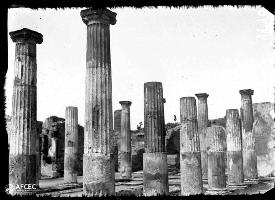 Columnes a les restes de l'antiga ciutat de Pompeia