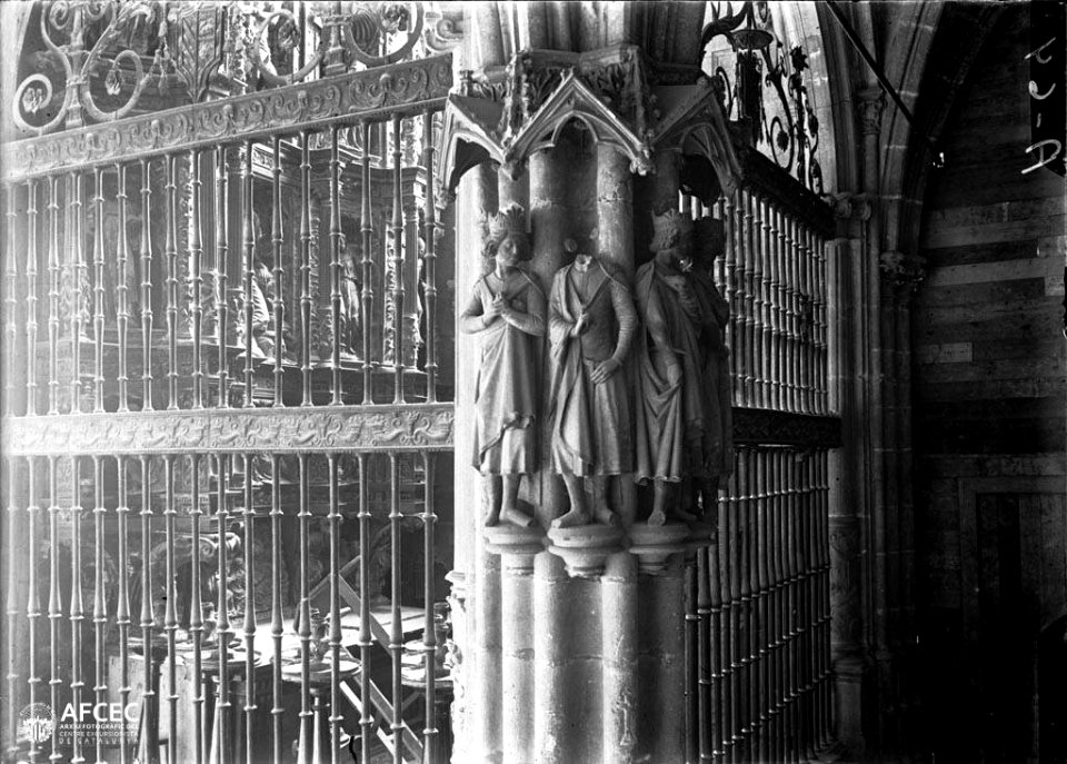 Columna esculpida a l'interior d'una església de Burgos