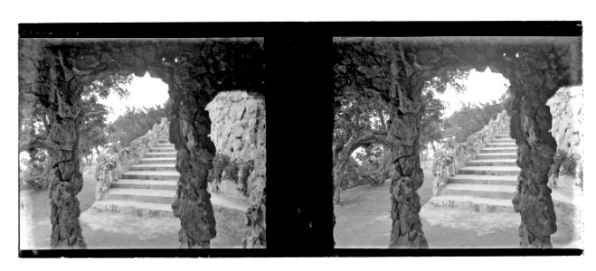 Columnes de pedra i escales del Parc Güell