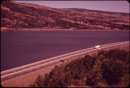 Columbia-river-gorge-between-the-dalles-and-the-hood-river-051973 4271631511 o