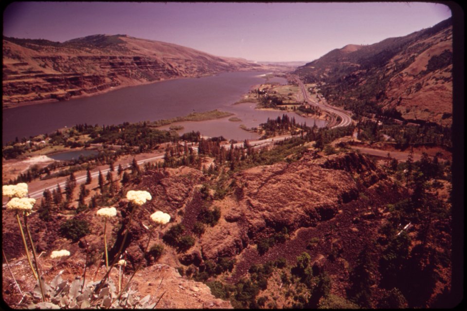 Columbia-river-gorge-looking-east-from-the-summit-of-the-rowena-hills-between-mosier-and-the-dalles-051973 4272367512 o