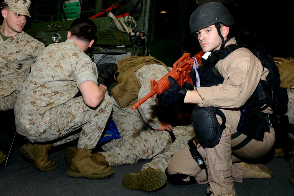 Combat lifesaver course 140315-N-HB951-026
