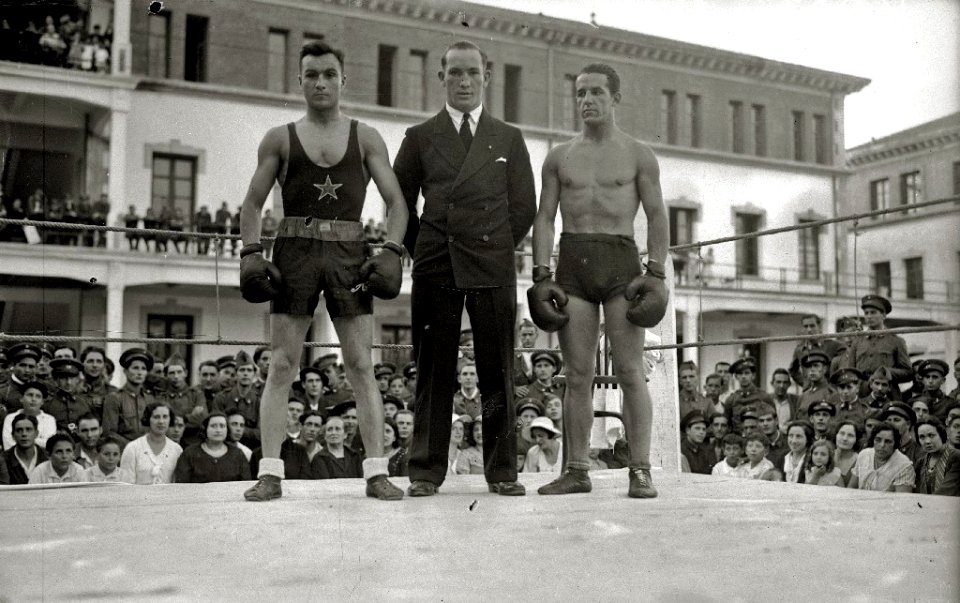 Combate de boxeo en uno de los patios de los cuarteles de Loiola (1 de 5) - Fondo Car-Kutxa Fototeka