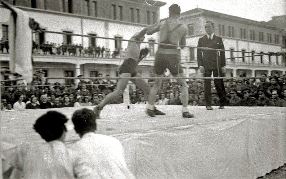 Combate de boxeo en uno de los patios de los cuarteles de Loiola (3 de 5) - Fondo Car-Kutxa Fototeka