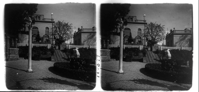Columna , pou i escala als jardins Comas de Sarrià