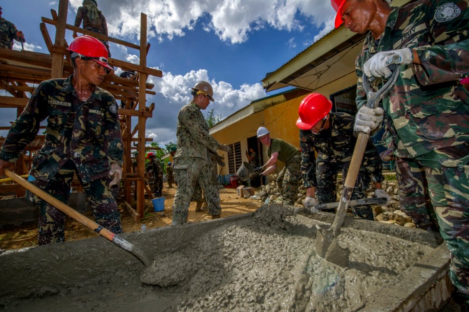 Combined Philippine-US force continues humanitarian efforts in Panay 150409-N-HA376-274