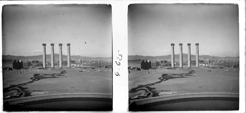 Columnes a l ' entrada del parc de Montjuïc