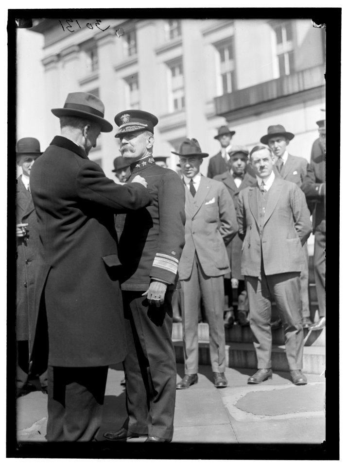 COMBS, ADMIRAL. U.S.N. SECRETARY GLASS PINNING MEDAL ON ADMIRAL COMBS LCCN2016869809