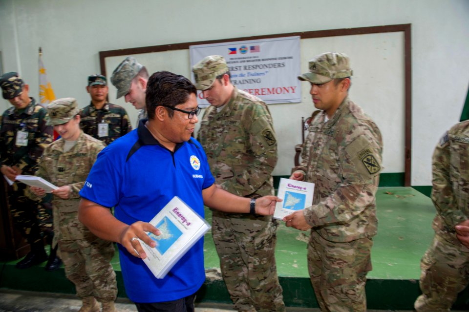 Combined Philippine-US force continues humanitarian efforts in Panay 150409-N-HA376-187