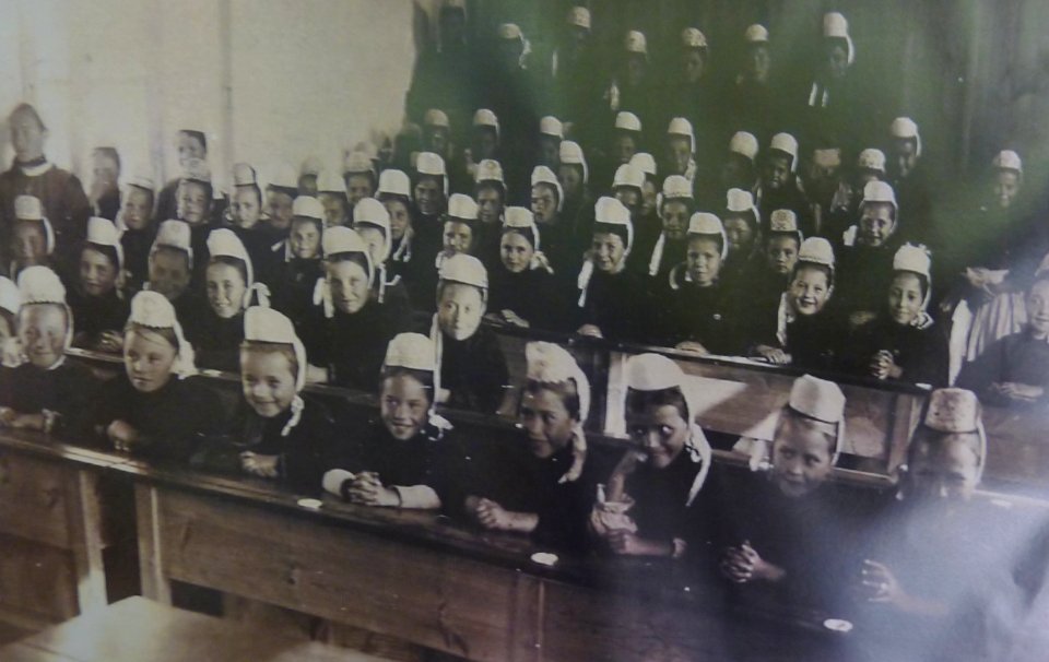 Combrit Classe des filles à l'école congréganiste à la fin du XIXème siècle