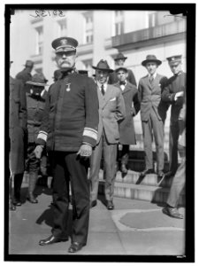 COMBS, ADMIRAL. U.S.N. SECRETARY GLASS PINNING MEDAL ON ADMIRAL COMBS LOC hec.11914