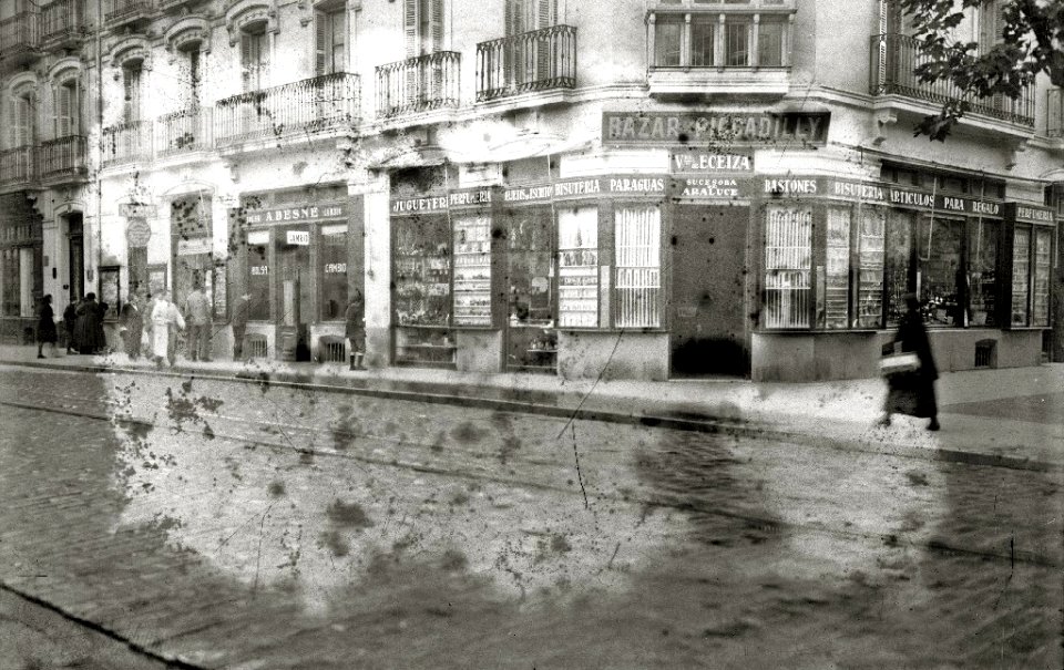 Comercios en la avenida de la Libertad (1 de 2) - Fondo Car-Kutxa Fototeka