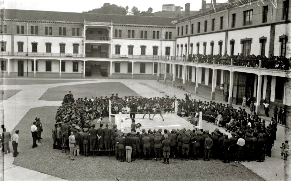 Combate de boxeo en uno de los patios de los cuarteles de Loiola (2 de 5) - Fondo Car-Kutxa Fototeka