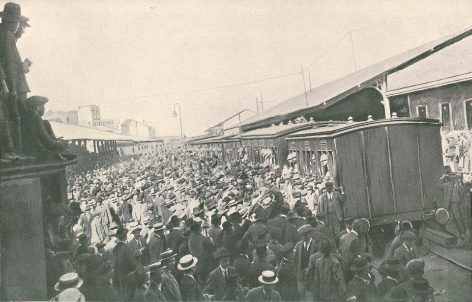 Comboio militar em Santa Apolonia - Ilustracao Portuguesa 447 1914