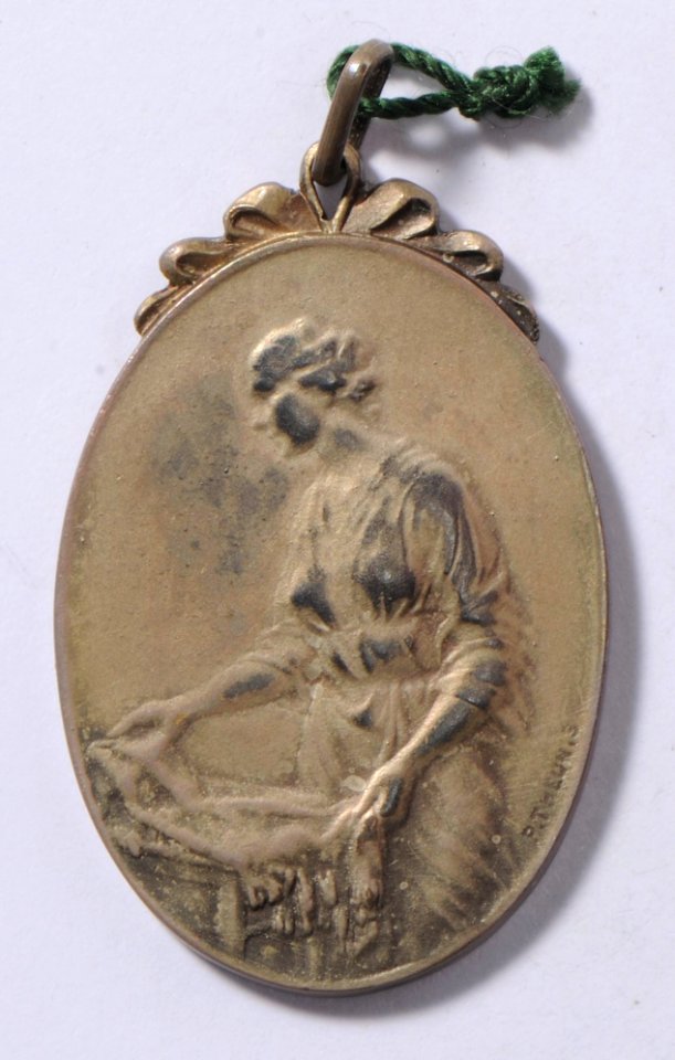 Comité National Vestiaire Central, medal by Pierre Theunis, Belgium, (1915), Coins and Medals Department of the Royal Library of Belgium, 2Lef 38 - 96 (recto)