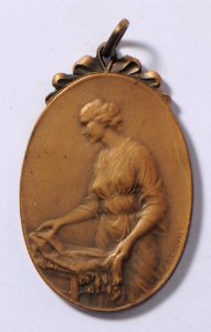 Comité National Vestiaire Central, medal by Pierre Theunis, Belgium, (1915), Coins and Medals Department of the Royal Library of Belgium, 2Lef 38 - 98 (recto)