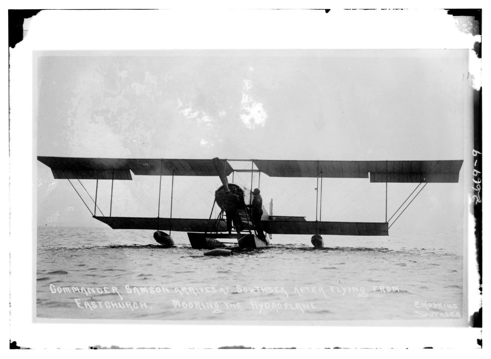 Commander Samson arrives at Southsea after flying from Eastchurch. Mooring the hydroplane LCCN2014692818