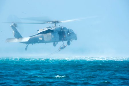 Commander, Task Group 56.1 explosive ordnance disposal technicians conduct Helicopter Cast and Recovery 141209-N-MF909-150