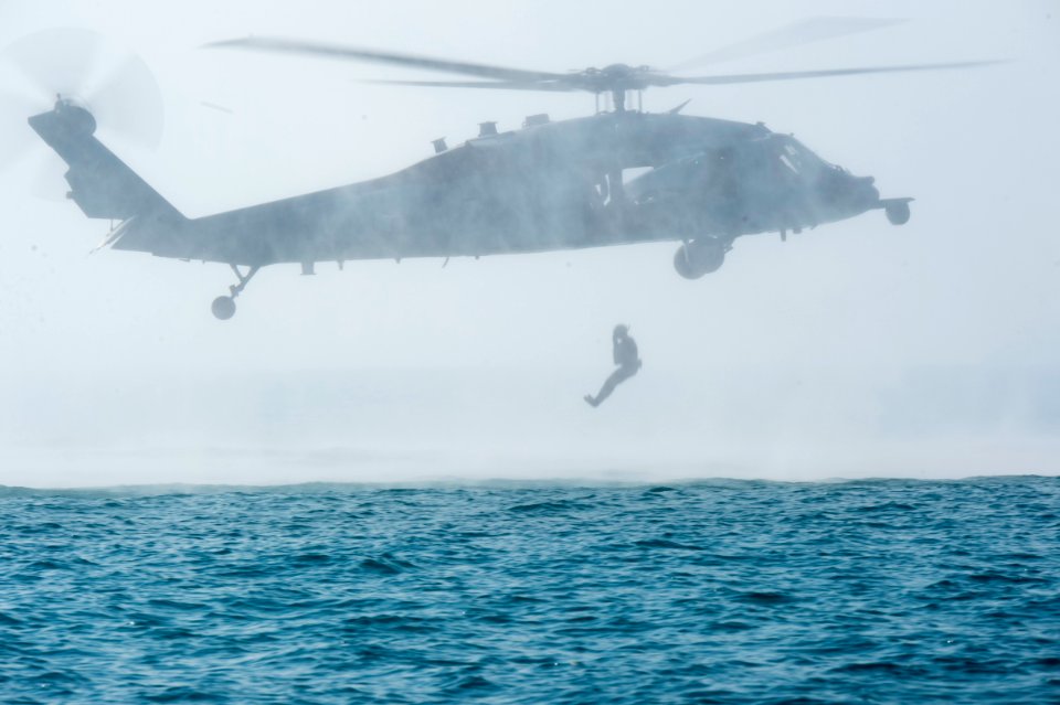 Commander, Task Group 56.1 explosive ordnance disposal technicians conduct Helicopter Cast and Recovery 141209-N-MF909-177