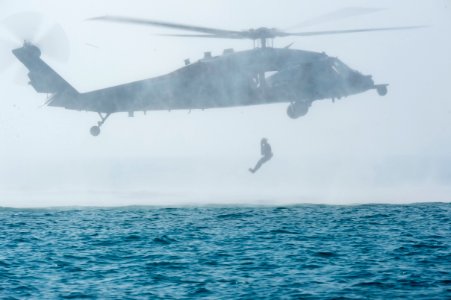Commander, Task Group 56.1 explosive ordnance disposal technicians conduct Helicopter Cast and Recovery 141209-N-MF909-177