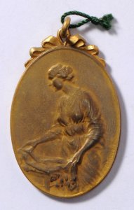 Comité National Vestiaire Central, medal by Pierre Theunis, Belgium, (1915), Coins and Medals Department of the Royal Library of Belgium, 2Lef 38 - 95 (recto)