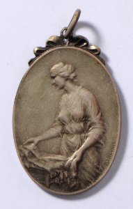 Comité National Vestiaire Central, medal by Pierre Theunis, Belgium, (1915), Coins and Medals Department of the Royal Library of Belgium, 2Lef 38 - 97 (recto)