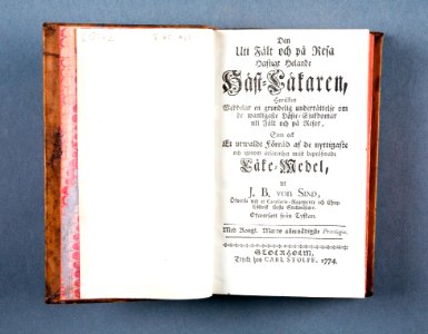 Bok författad av J.B. von Sind Den uti fält helande häst-läkaren tryckt i Stockholm 1774 - Skoklosters slott - 86162