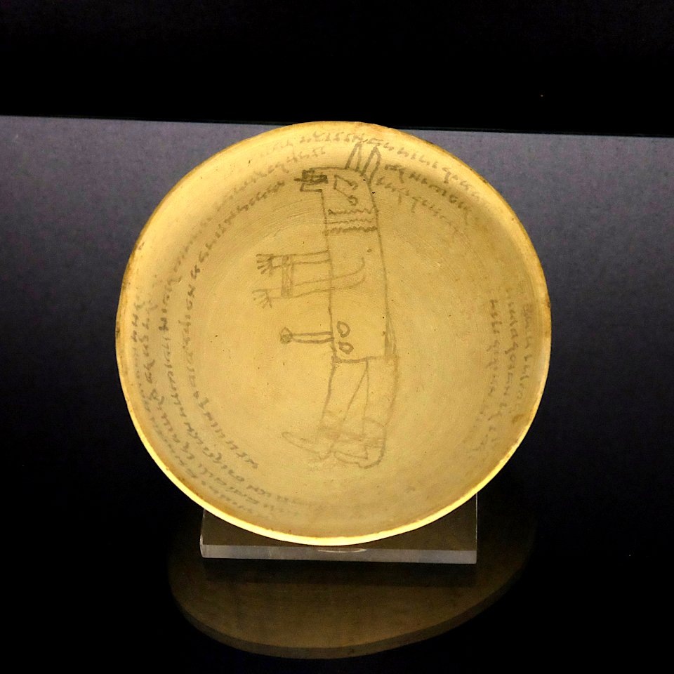 Bol de protection avec une inscription et un démon