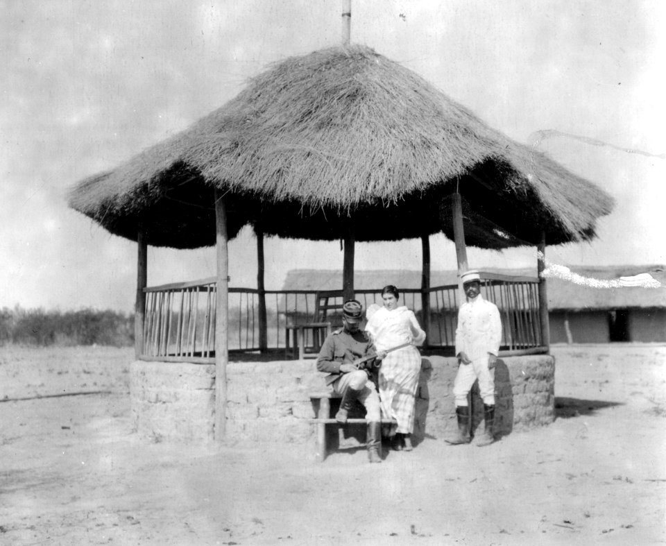 Bolivianska officerare på fortet. Lokal, Guachalla, Rio Pilcomayo, Bolivianska Chaco. Guachalla - SMVK - 005903