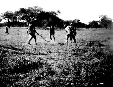 Bollspelande indianer. Ashluslay, bollspelare (fotografititel, katalogkort) - SMVK - 004661