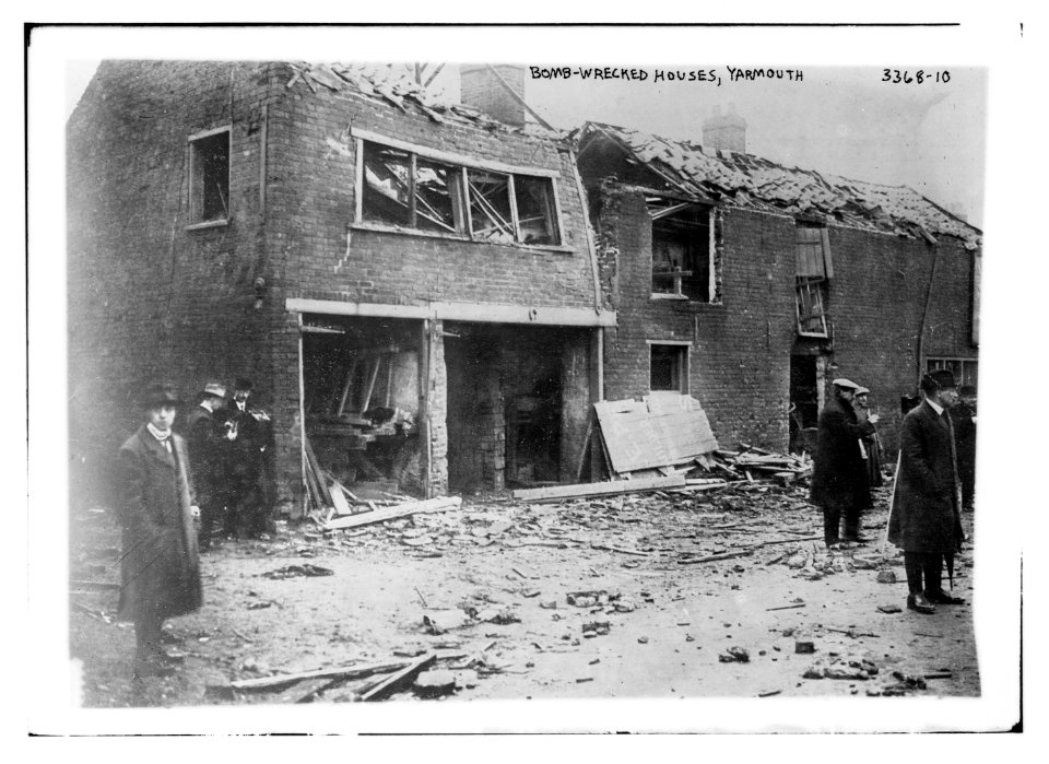 Bomb wrecked houses, Yarmouth LCCN2014698353