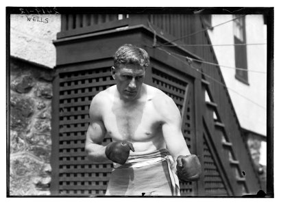 Bombardier Billy Wells, English boxer, preparing in Rye, N.Y., for fight with Al Panzer LCCN2014690582