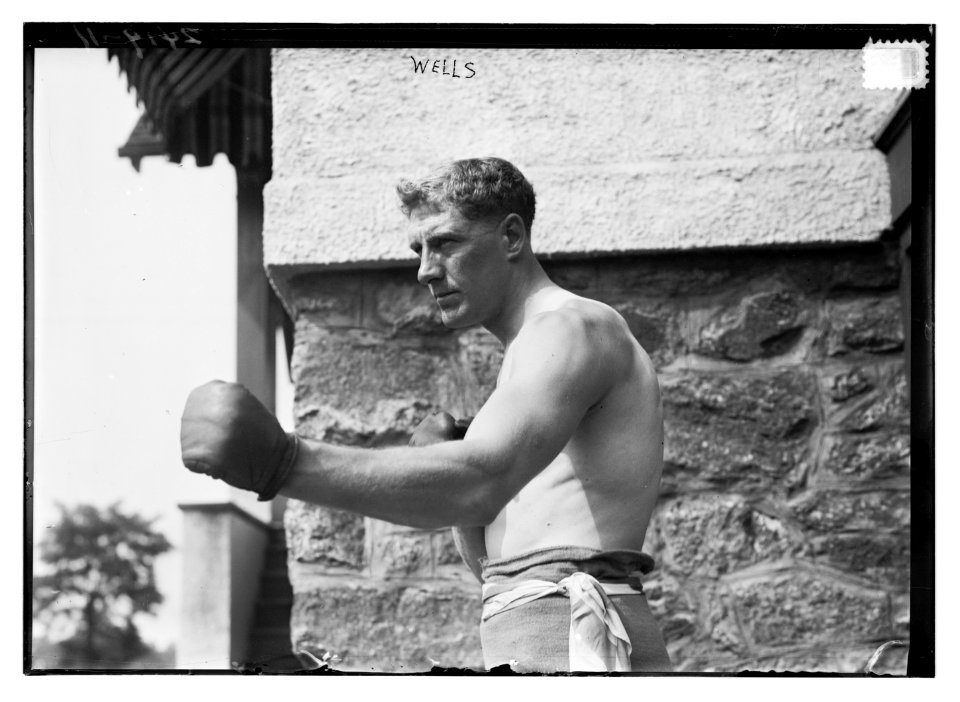 Bombardier Billy Wells, English boxer, preparing in Rye, N.Y., for fight with Al Panzer LCCN2014690581