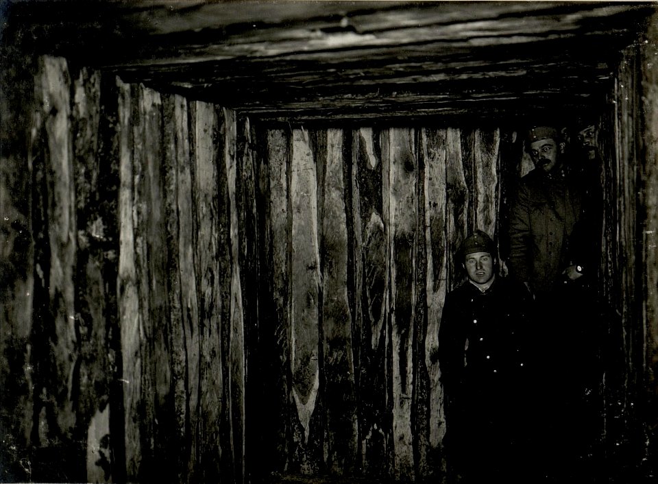 Bombensicher Unterstand, fünf Meter unter der Erde, in einem Schützengraben des Feldjägerbataillons 4 in Malin, 3. Jänner 1916 (BildID 15541456)