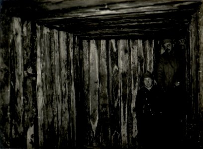 Bombensicher Unterstand, fünf Meter unter der Erde, in einem Schützengraben des Feldjägerbataillons 4 in Malin, 3. Jänner 1916 (BildID 15541456)