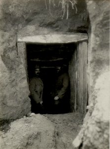 Bombensicherer Unterstand in einem Schützengraben des Feldjägerbataillons 4 südöstlich von Malin, am 3.I.1916 (BildID 15541442)