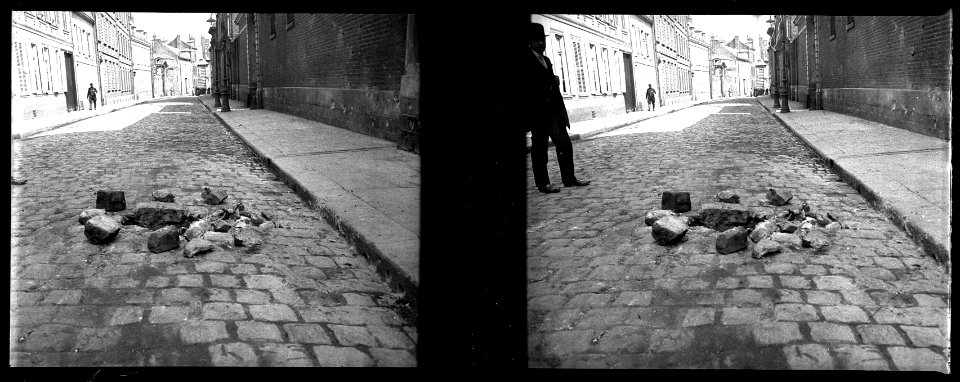 Bombes sur Amiens. 16 avril 1915. Rue amiral Combet. Trou fait par une bombe - Fonds Berthelé - 49Fi12