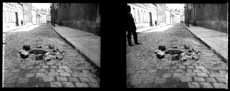 Bombes sur Amiens. 16 avril 1915. Rue amiral Combet. Trou fait par une bombe - Fonds Berthelé - 49Fi12