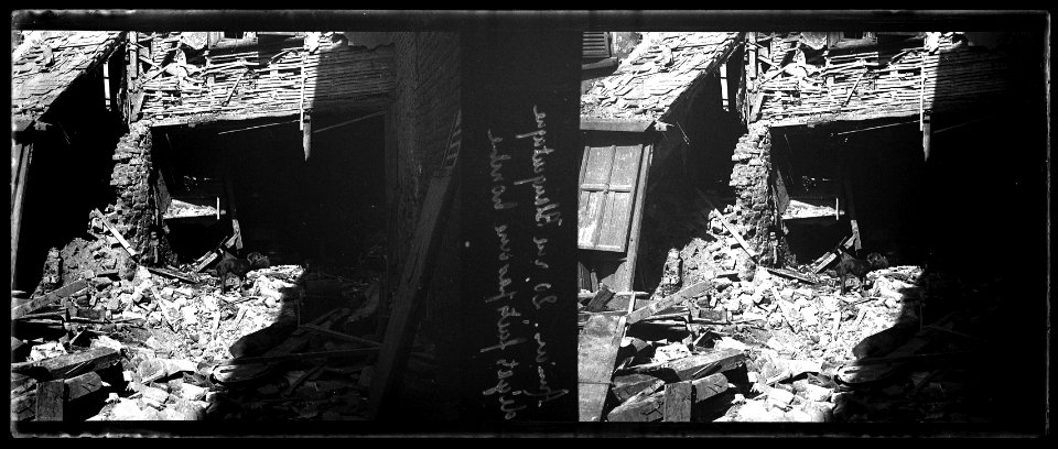 Bombes sur Amiens.16 avril 1915. 20 rue Blanquetagne. Dégâts faits par une bombe - Fonds Berthelé - 49Fi11