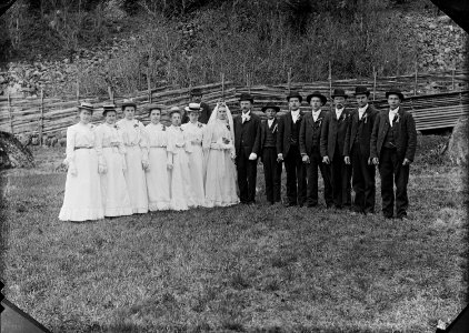 Bondas-Fredrik Larsson i Norränge gifter sig med lärarinnan Sara Ottosson, Dalarna 1905 - Nordiska Museet - NMA.0033045 photo