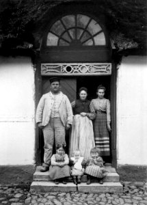 Bondfamilj i Västra Klagstorp - Nordiska Museet - NMA.0028530