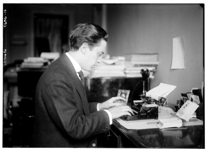Bonelli (at typewriter) LCCN2014713627