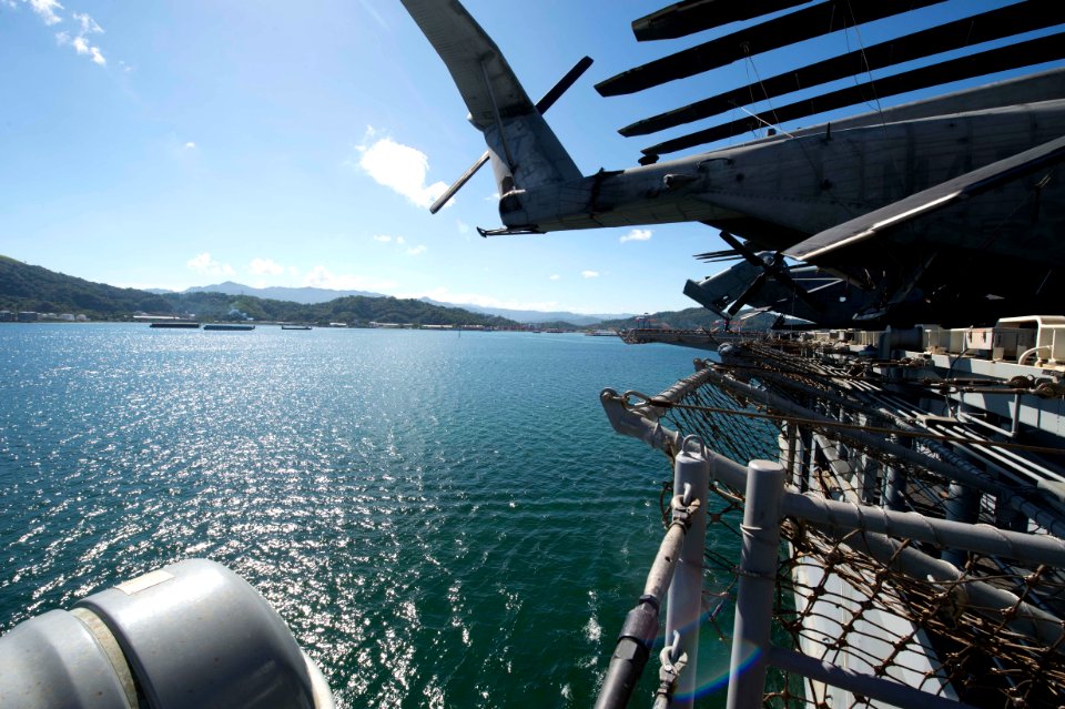 Bonhomme Richard ARG arrives in Malaysia for port visit 121022-N-XY604-034