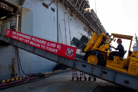 Bonhomme Richard Ammo Onload 161116-N-NB544-040
