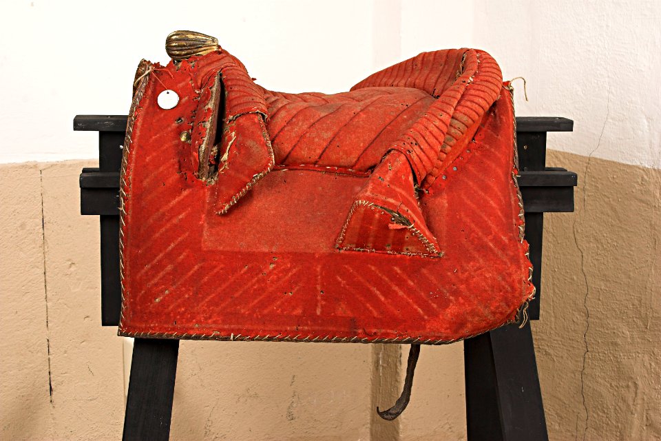Bomsadel av rött kläde, Frankrike, 1680-1700 - Livrustkammaren - 51297