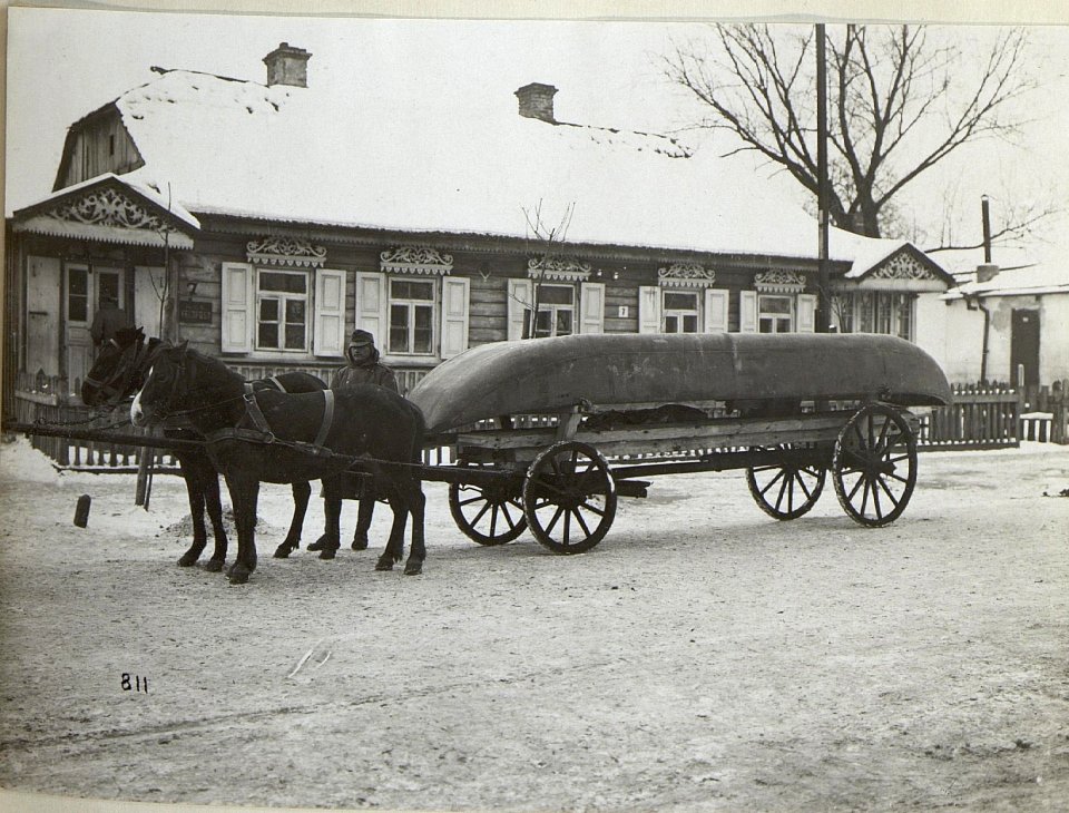 Boot und Transportfuhrwerk im winterlichen Galizien (BildID 15681993)