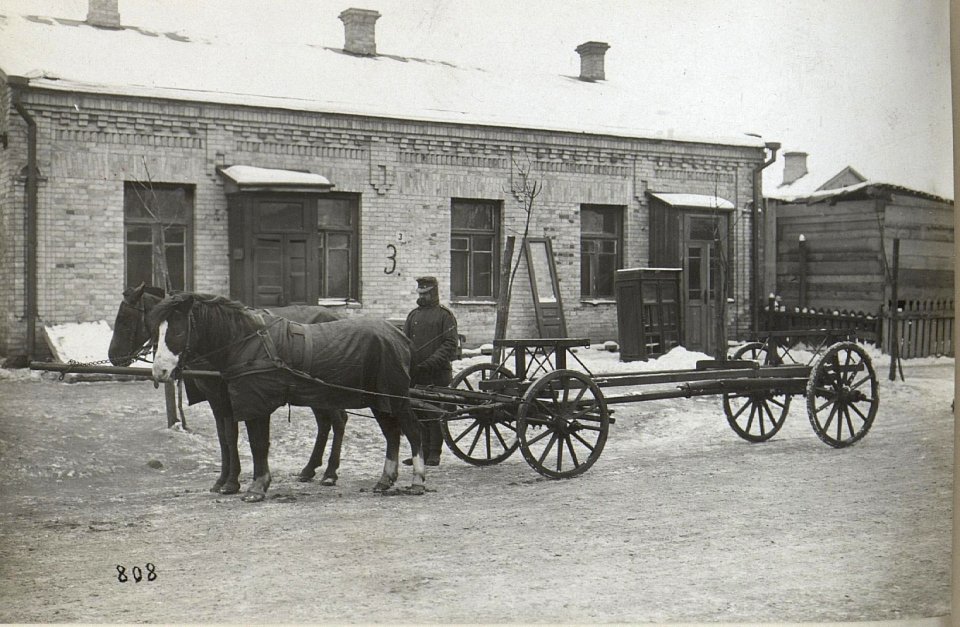 Boot und Transportfuhrwerk im winterlichen Galizien (BildID 15681972)