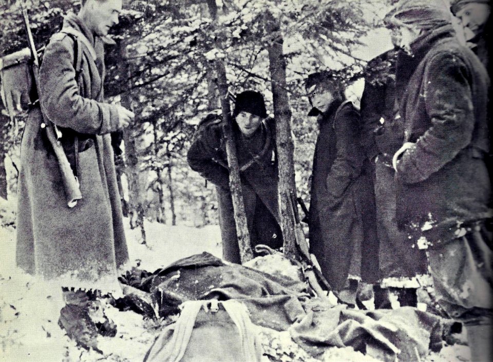 Borci Šercerjeve brigade pri počitku na Graški gori 21 februarja 1944